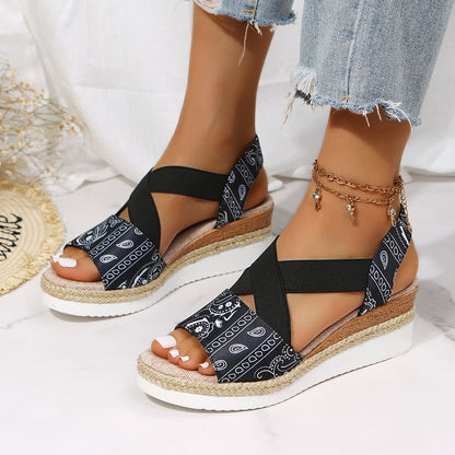 Sandalias de cuña con plataforma de diseño estampado