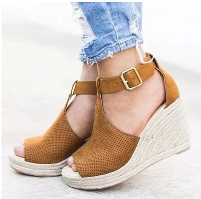 Sandalias cómodas con cuña y puntera abierta