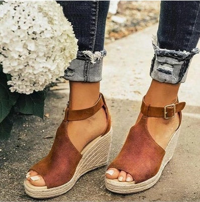 Sandalias cómodas con cuña y puntera abierta