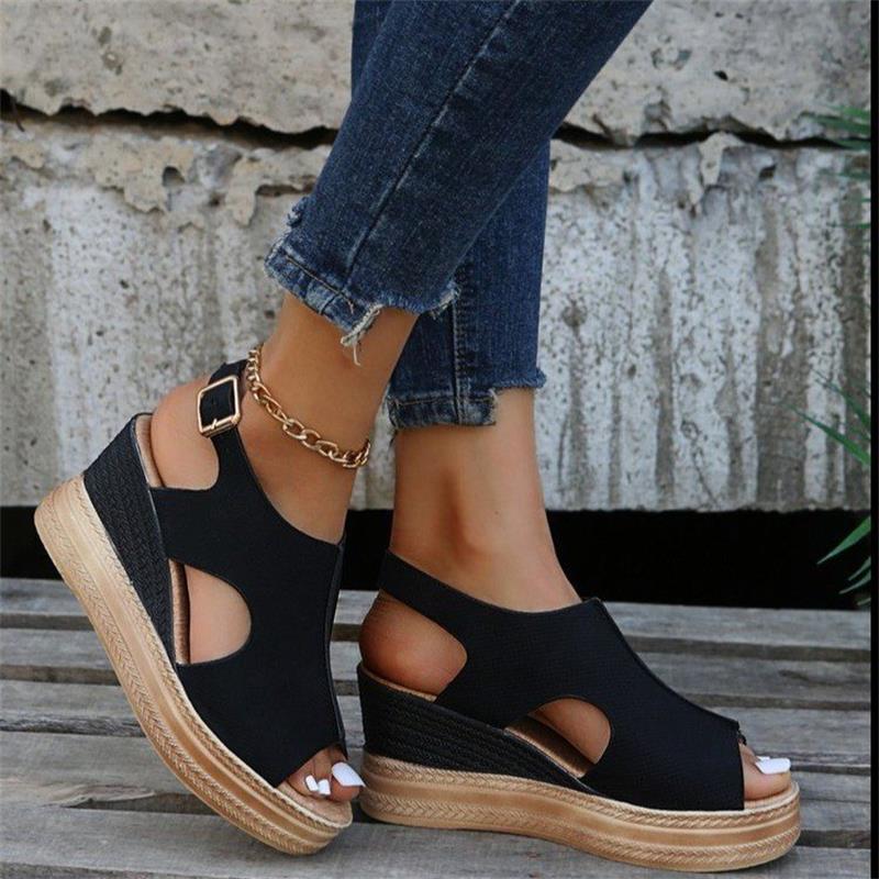 Elegantes sandalias con tacón de cuña