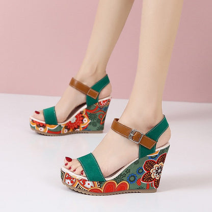 Sandalias de cuña alta con bordado floral