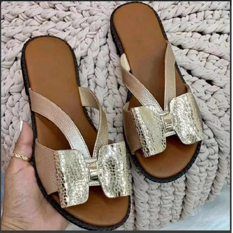 Sandalias con botón de mariposa y suela plana