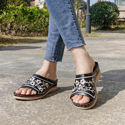 Sandalias con bordado floral