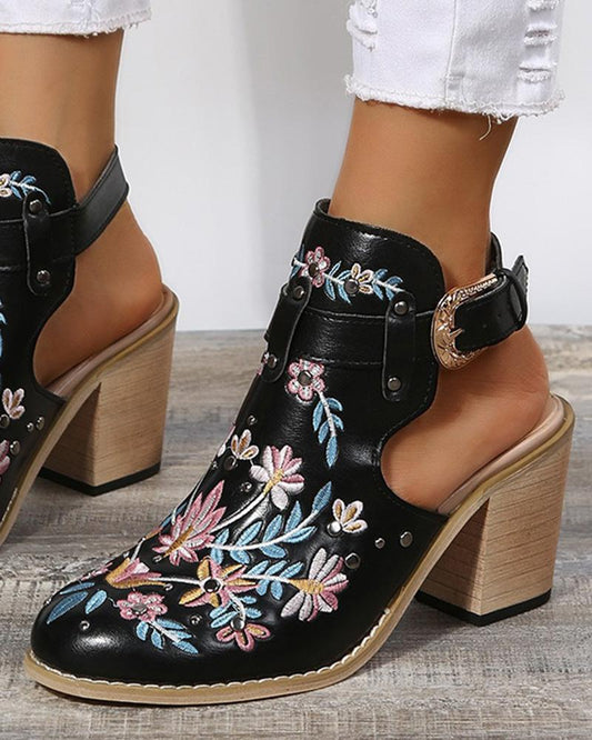 Zapatos de tacón con hebilla y tachuelas con bordado floral