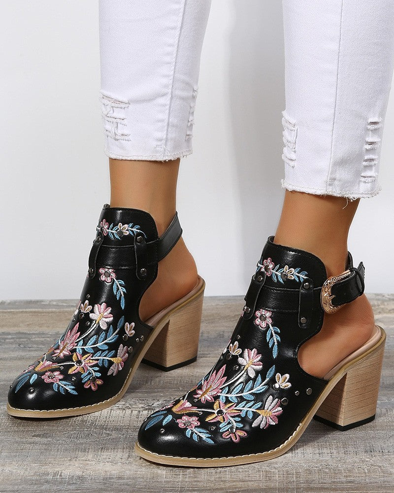 Zapatos de tacón con hebilla y tachuelas con bordado floral