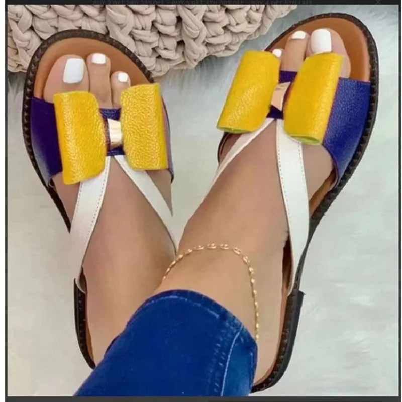 Sandalias con botón de mariposa y suela plana