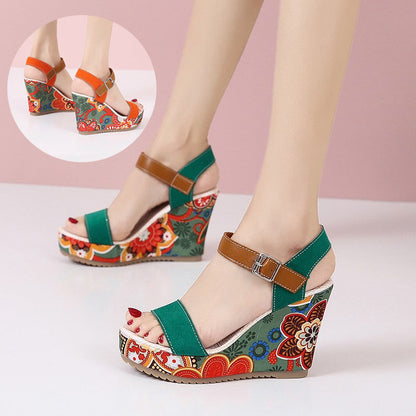 Sandalias de cuña alta con bordado floral