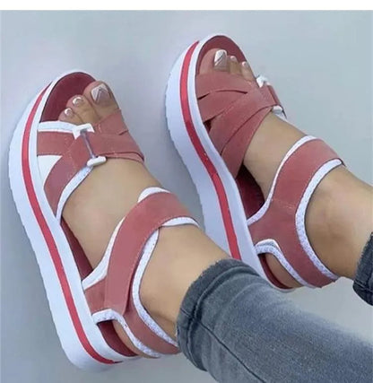 Sandalias deportivas con cuña y velcro