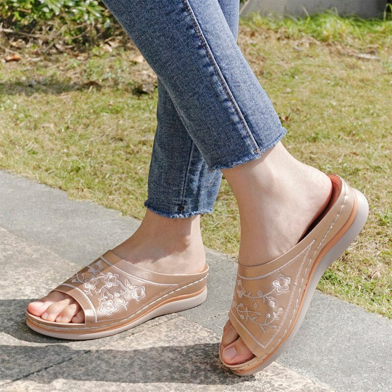 Sandalias con bordado floral