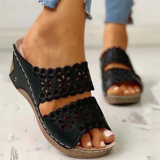 Sandalias con bordado y plantilla