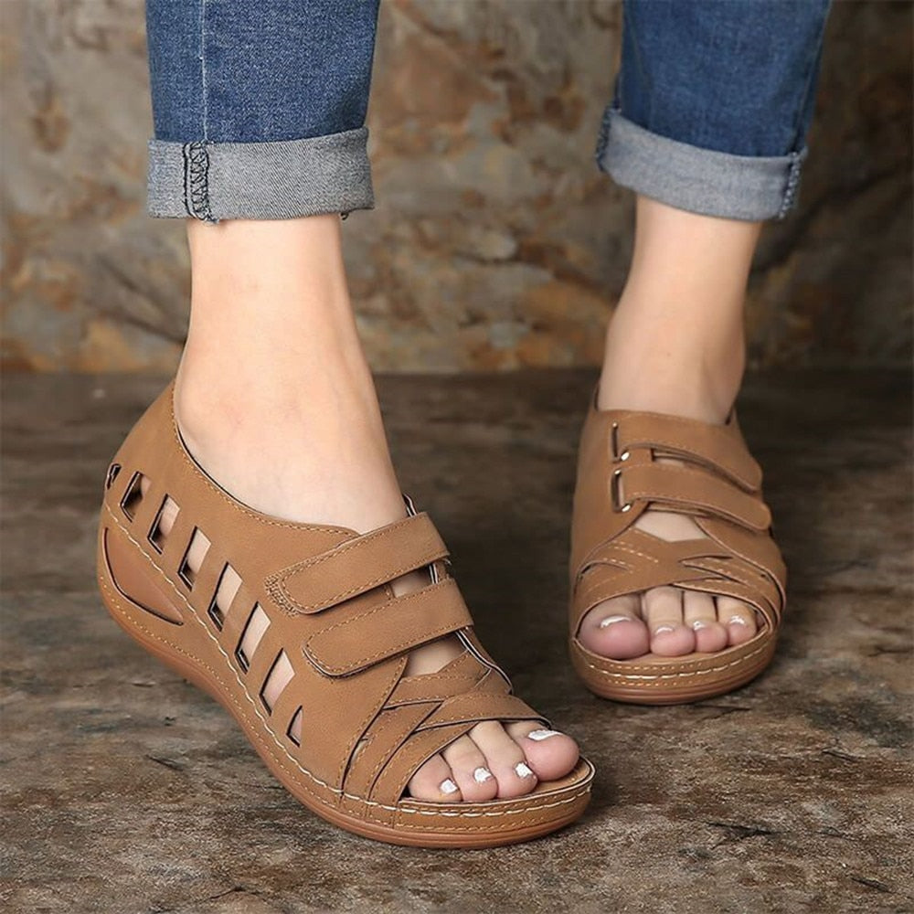 Sandalias de piel con cuña para mujer