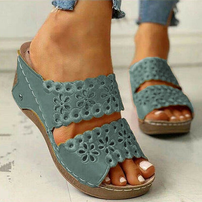 Sandalias con bordado y plantilla