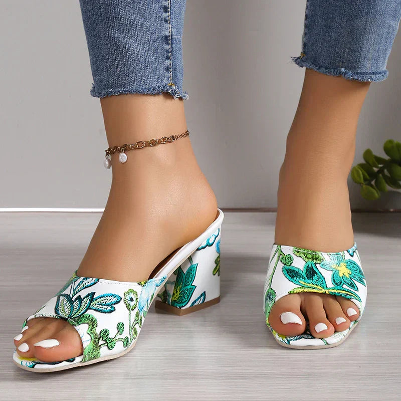 Sandalias abiertas con estampado de moda