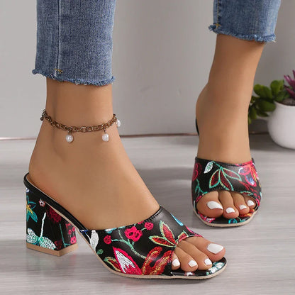 Sandalias abiertas con estampado de moda