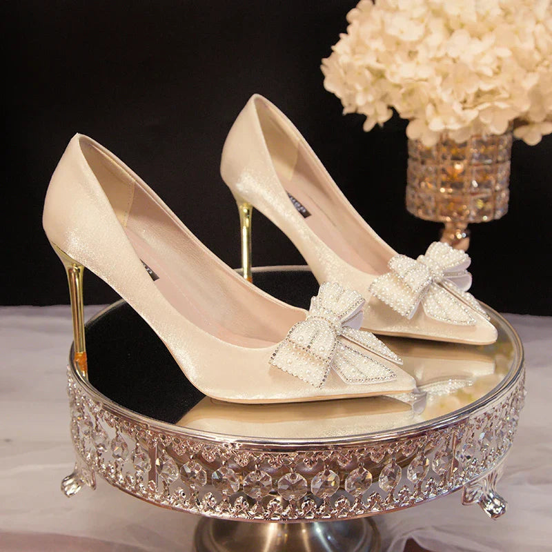 Zapatos de novia blancos con lazo de strass