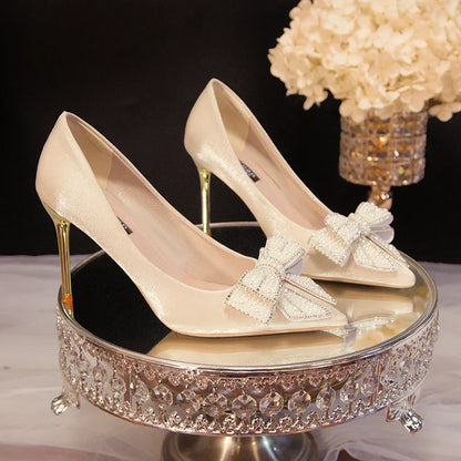 Zapatos de novia blancos con lazo de strass