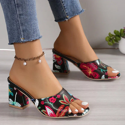 Sandalias abiertas con estampado de moda