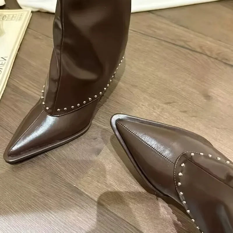 Botas de tacón de invierno con remaches apilados