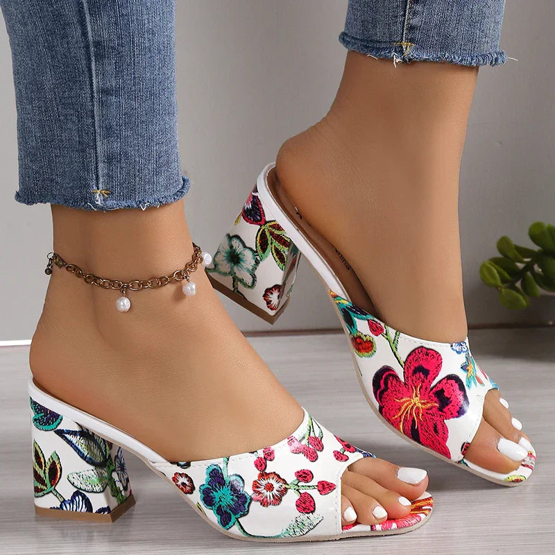 Sandalias abiertas con estampado de moda