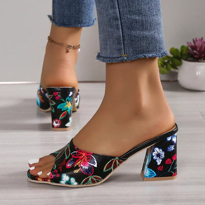 Sandalias abiertas con estampado de moda