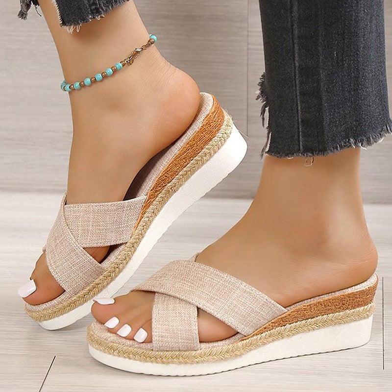 Sandalias de cuña baja de moda