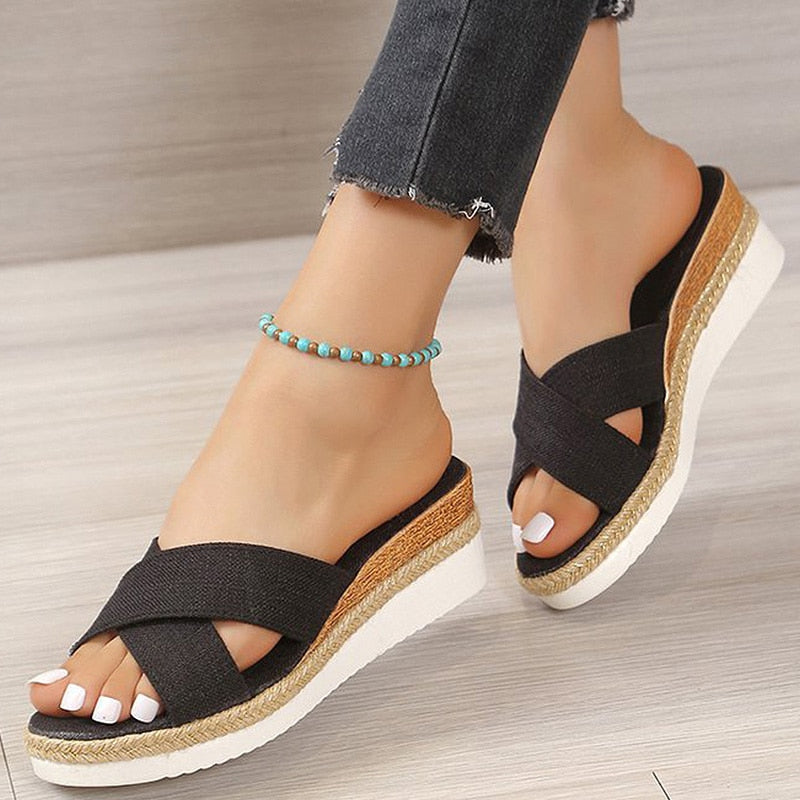 Sandalias de cuña baja de moda