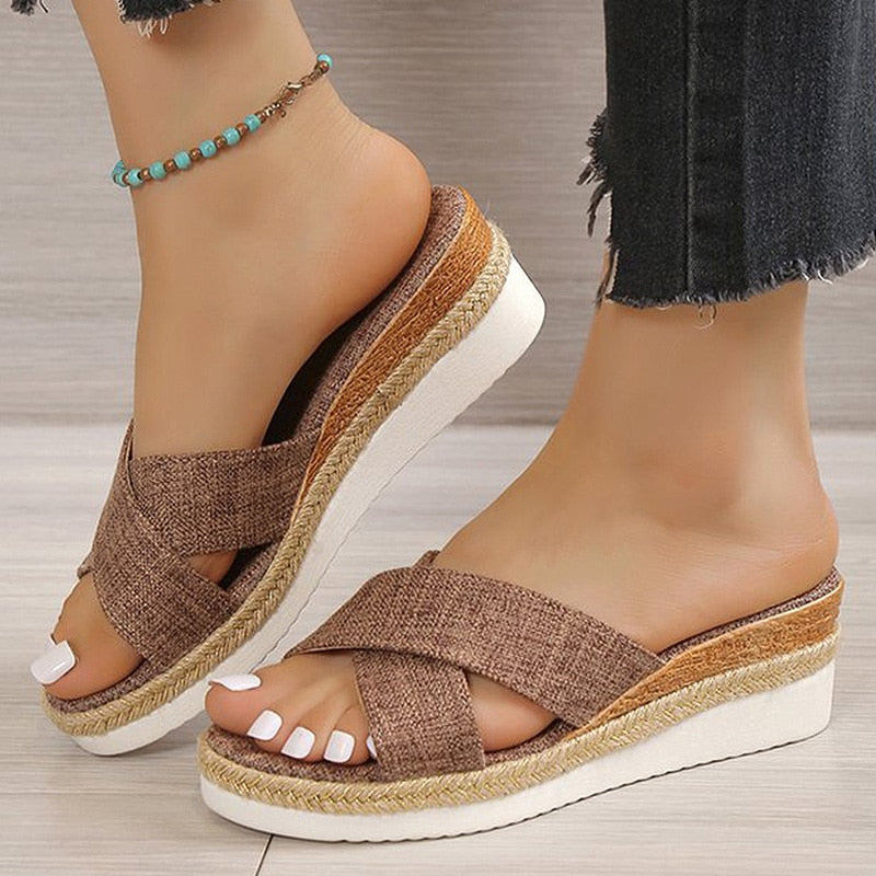 Sandalias de cuña baja de moda