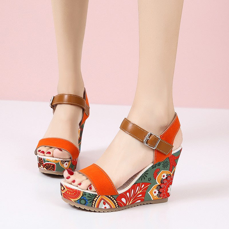 Sandalias de cuña alta con bordado floral