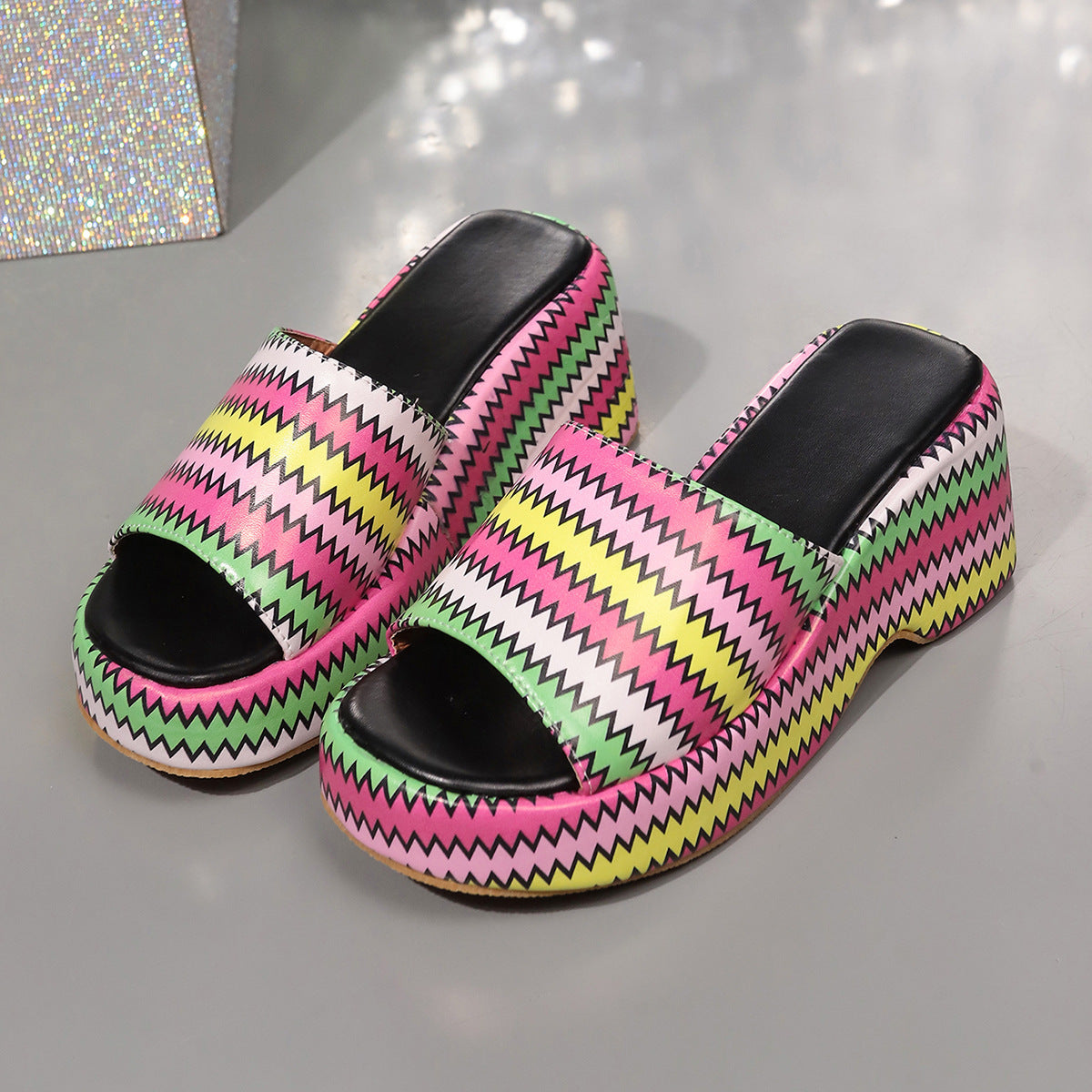 Sandalias de cuña con estampado de ondas de colores