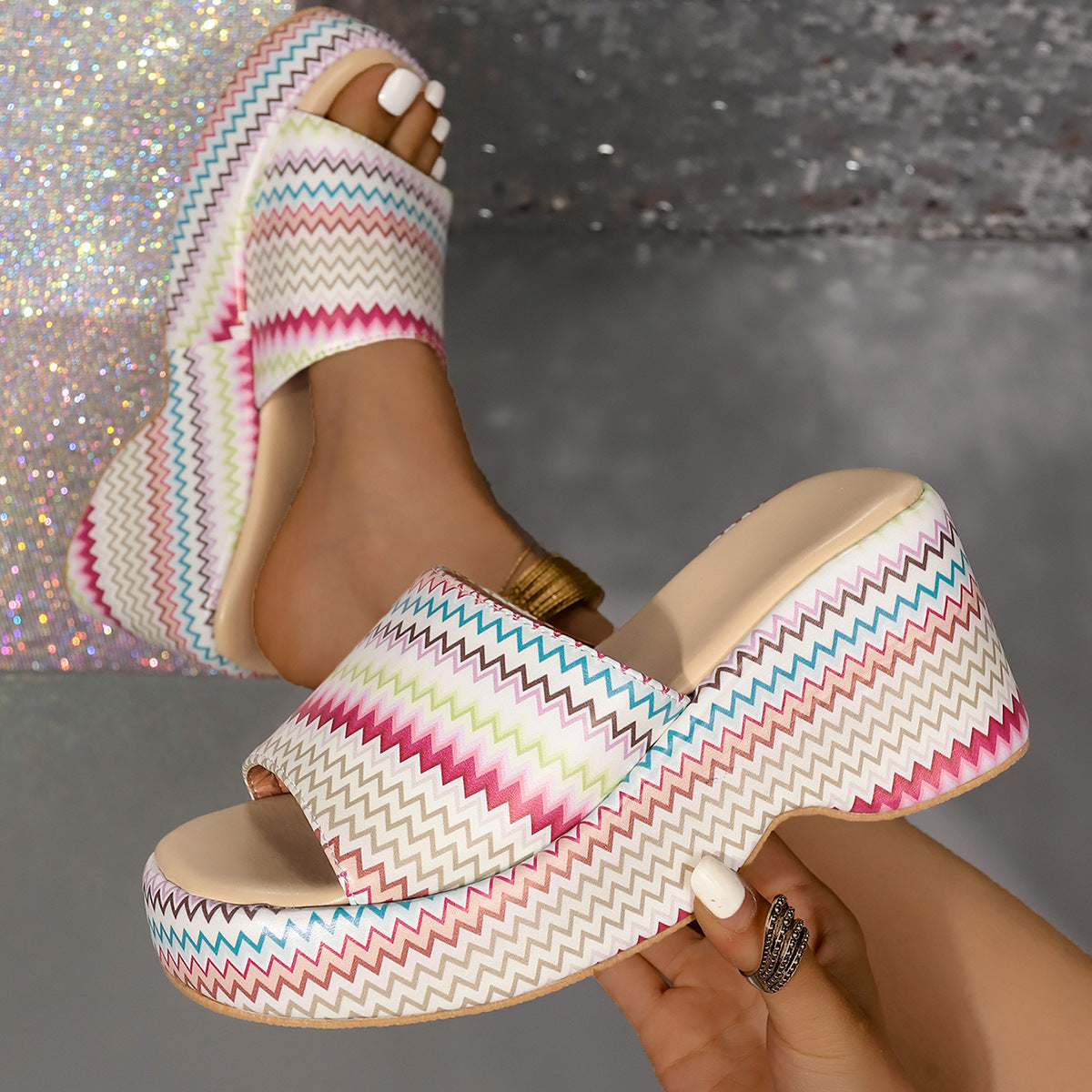 Sandalias de cuña con estampado de ondas de colores