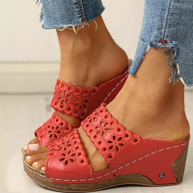 Sandalias con bordado y plantilla