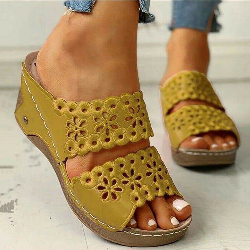 Sandalias con bordado y plantilla